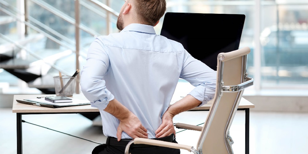 درمان کمردرد ناشی از پشت میز نشینی با چند حرکت کششی ساده