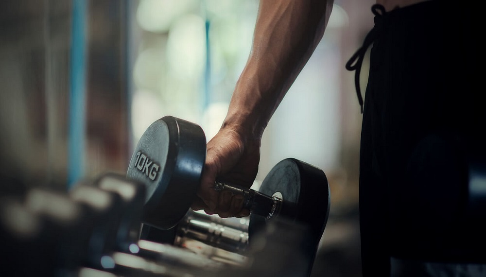 برای چربی سوزی وزنه سنگین بزنیم یا سبک؟