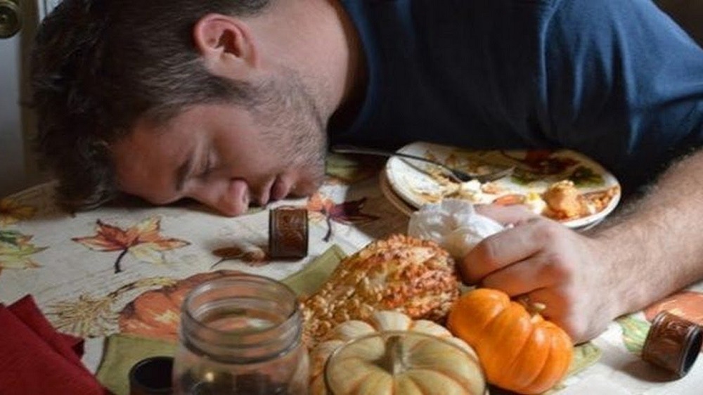 خوابیدن با معده پر؛ عوارض خوابیدن با معده پر چیست؟ - دانستنی های ورزشی خوابیدن با معده پر؛ عوارض خوابیدن با معده پر چیست؟