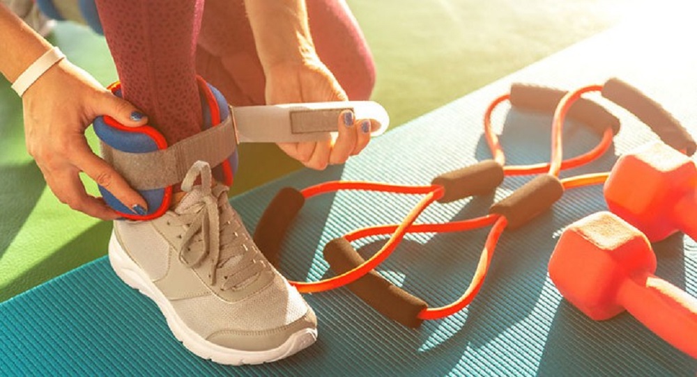 همه چیز در مورد فواید وزنه های مچ پا، تمرینات و نکات ایمنی