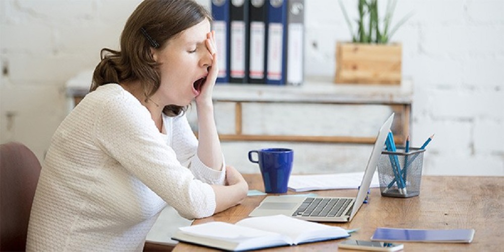 چرا کم خوابی باعث چاقی می‌شود؟