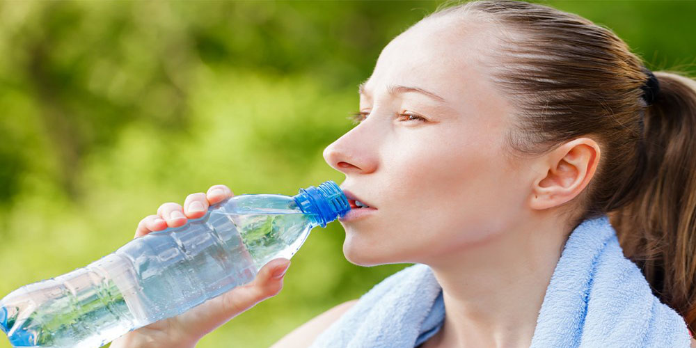 میزان مصرف آب در بدنسازی؛ هنگام ورزش چقدر آب بخوریم؟ - دانستنی های ورزشی میزان مصرف آب در بدنسازی؛ هنگام ورزش چقدر آب بخوریم؟