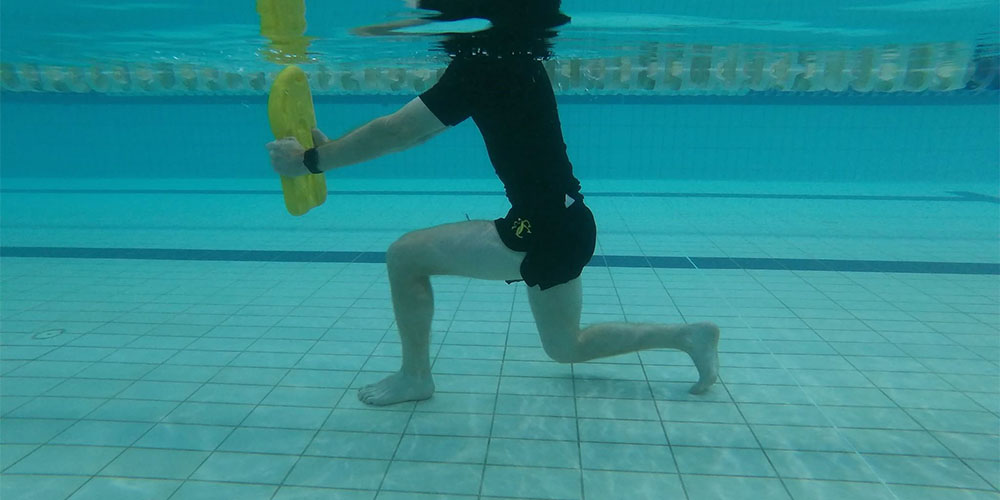 راه رفتن درون استخر و كاهش درد مفاصل - دانستنی های ورزشی راه رفتن درون استخر و كاهش درد مفاصل