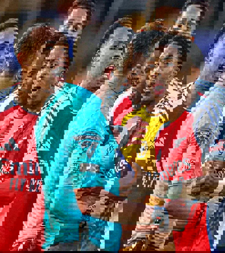 کارت قرمز مایلز لویس اسکلی - دانستنی ها کارت قرمز مایلز لویس اسکلی