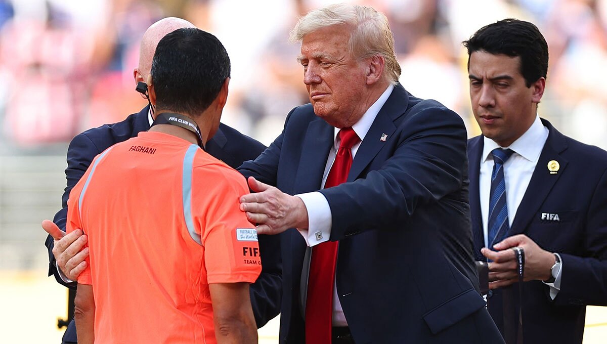 دریافت مدال یادبود علیرضا فغانی از دستان ترامپ - دانستنی ها دریافت مدال یادبود علیرضا فغانی از دستان ترامپ