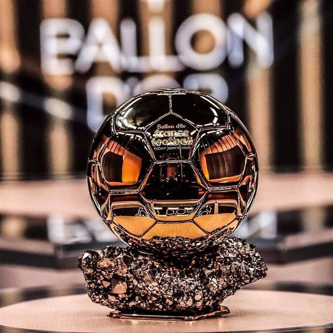 تصویر زمینه توپ طلا