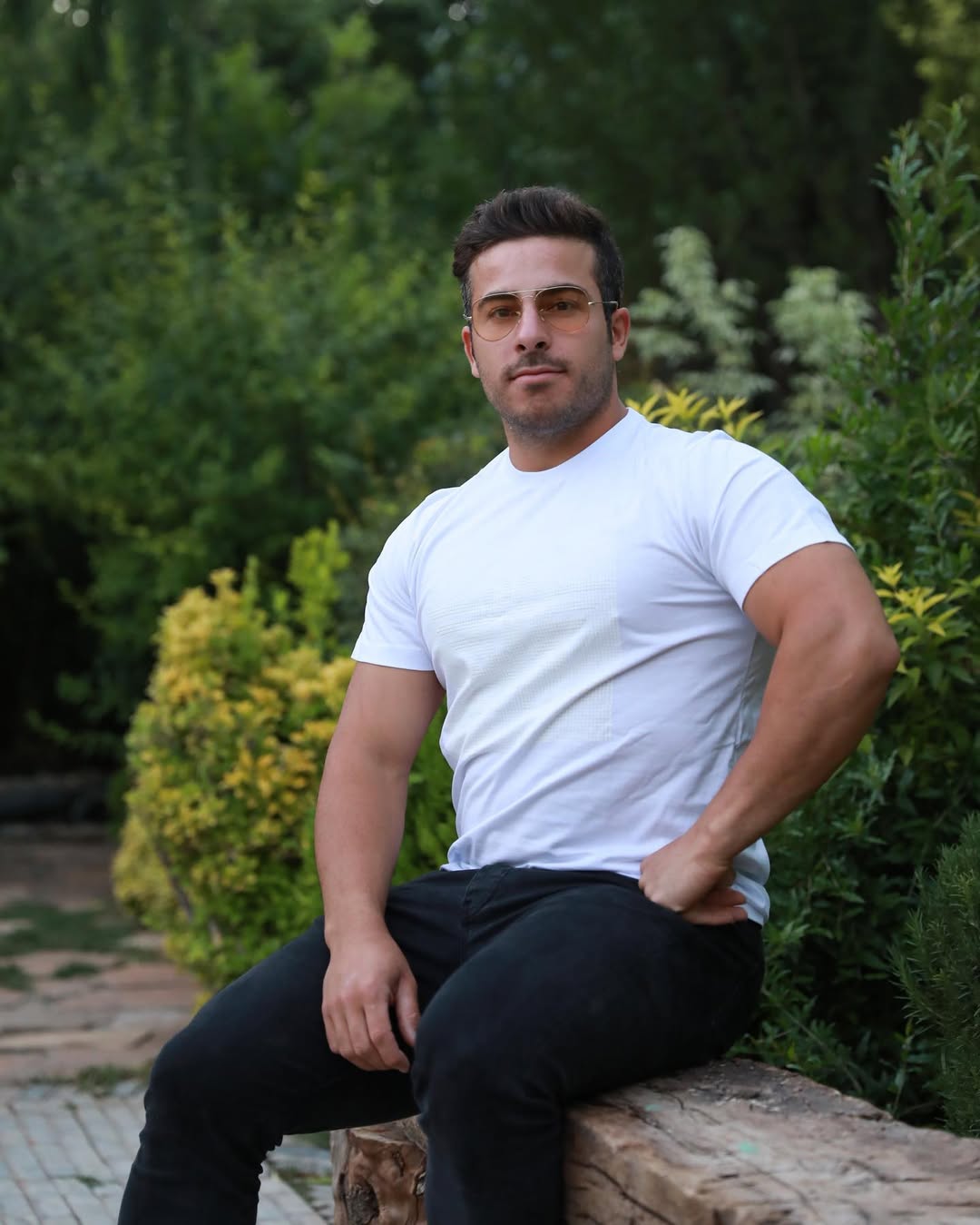 کیانوش رستمی زندگی