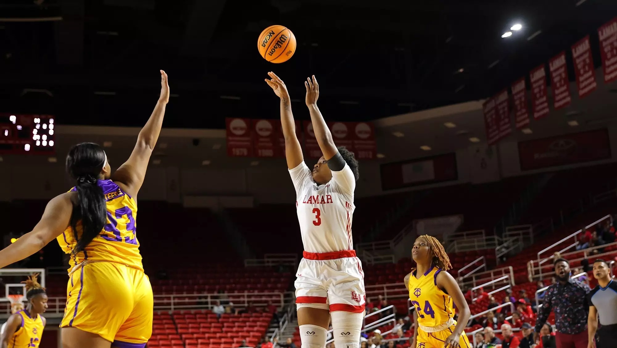 سابرینا دین بسکتبالیست در استقلال