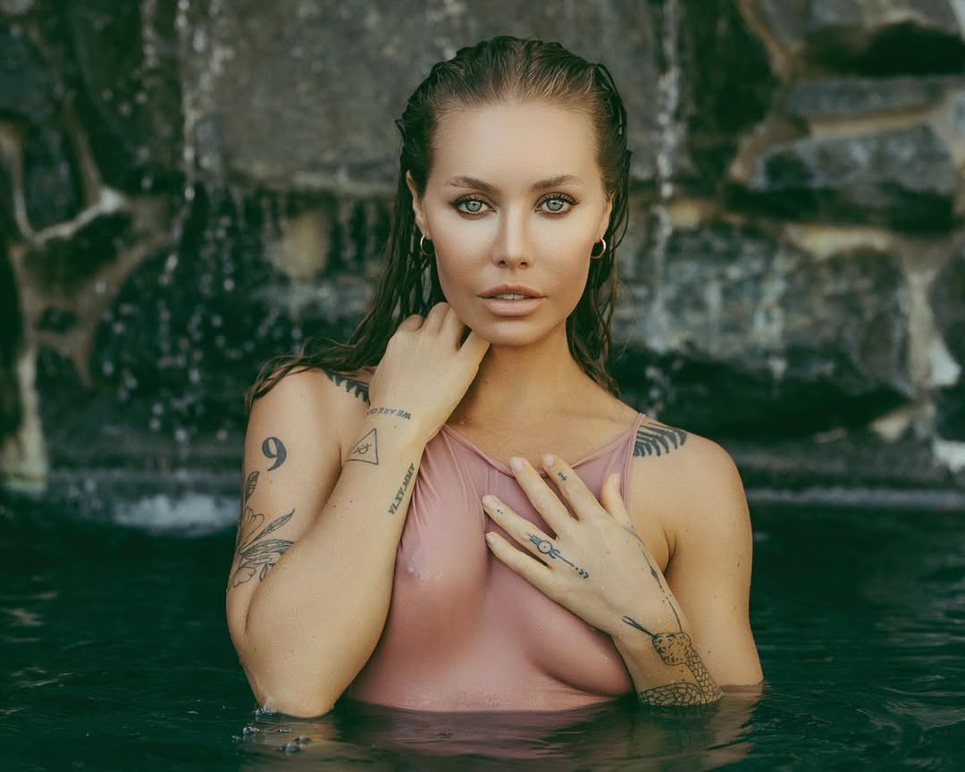 عکس در استخر نیکول آنیستون عکس در استخر نیکول آنیستون