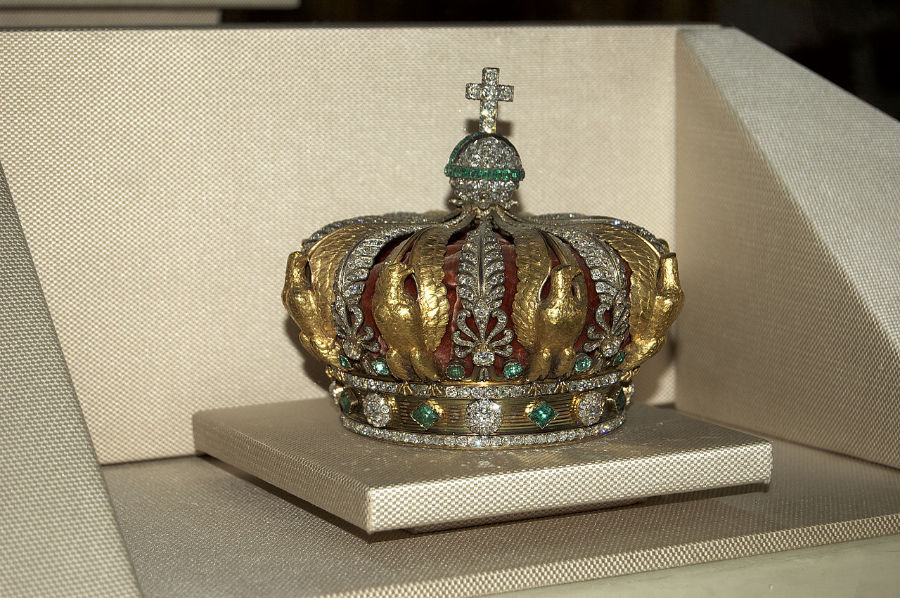 عکس تاج گران‌بها و نماد قدرت دیهیم ملکه اُژِنی