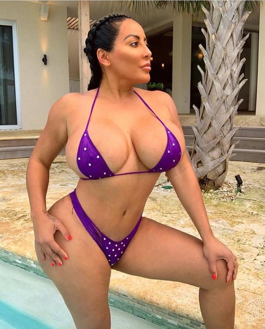 عکس کیارا میا در استخر عکس کیارا میا در استخر