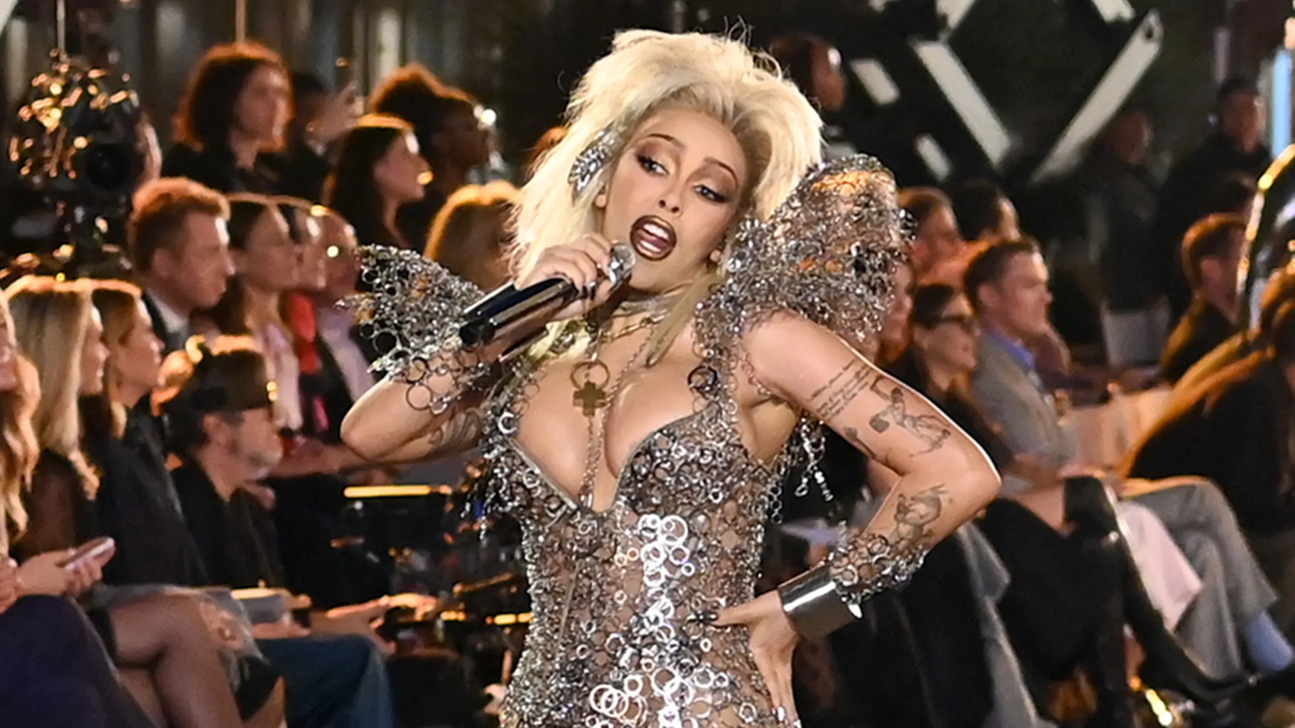 اجرای زنده دوجا کت در فشنشوی ووگ اجرای زنده دوجا کت در فشنشوی ووگ