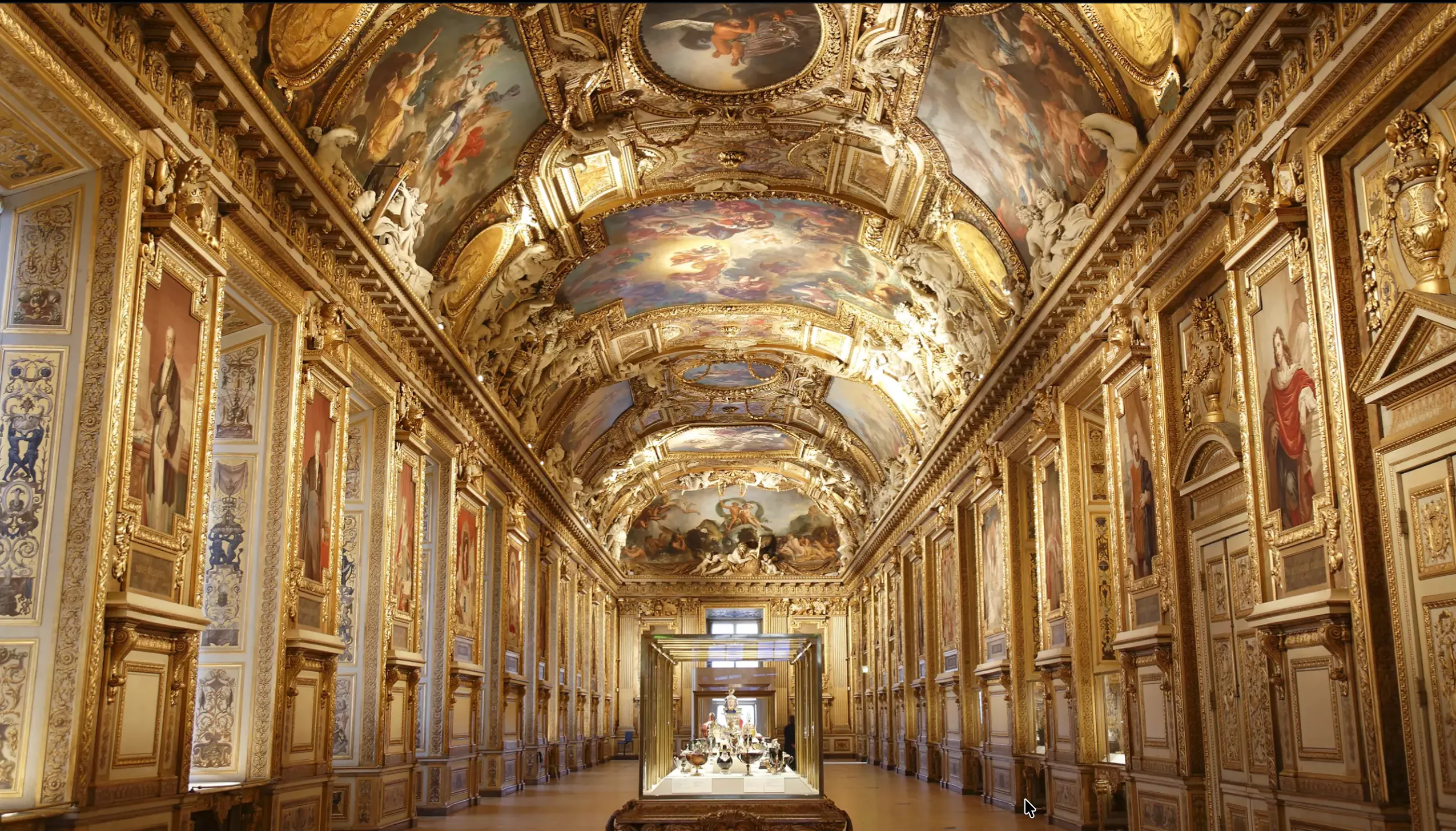 سرقت تابلوها و جواهرات از لوور