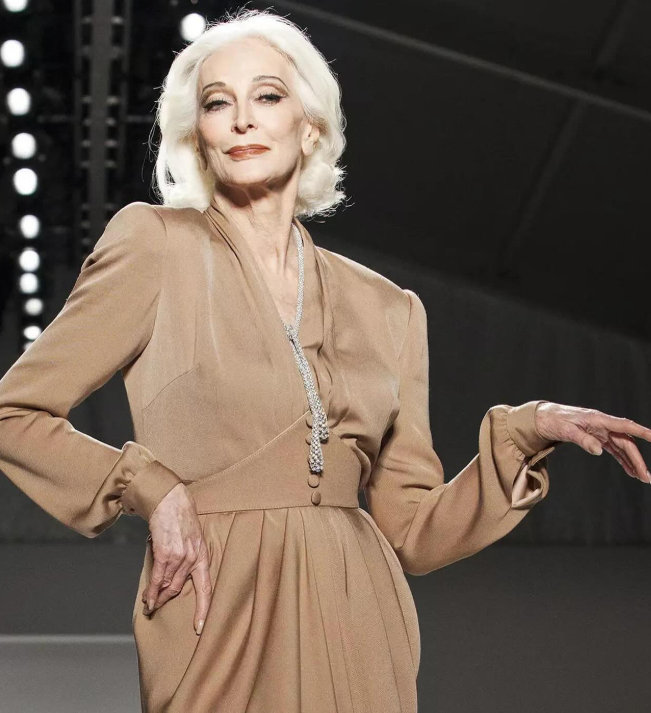 والپیپر کارمن دلیور فیچه