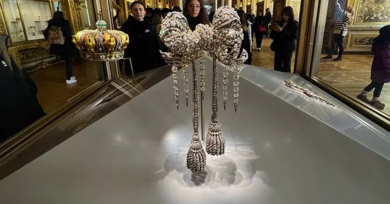 عکس سنجاق سینه پاپیون ملکه اُژِنی 