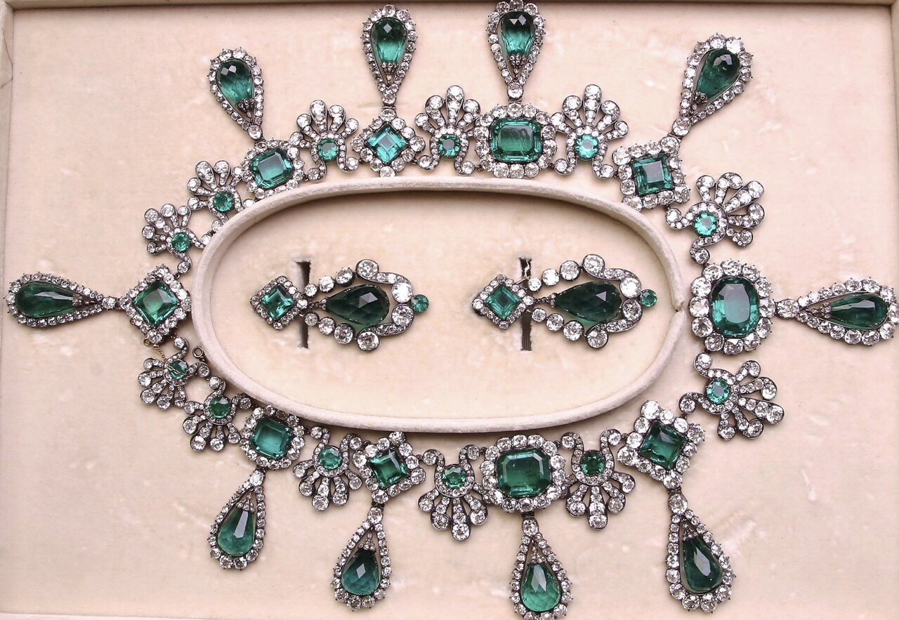 عکس گردنبند و گوشواره زمرد متعلق به ملکه ماری لوییز