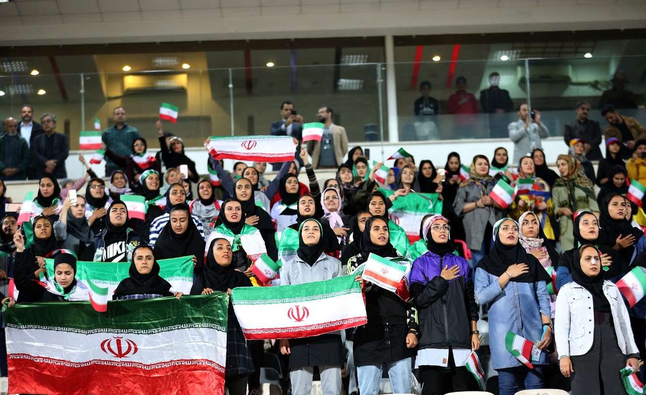 زنان در ورزشگاه مشهد تأیید فیفا زنان در ورزشگاه مشهد تأیید فیفا