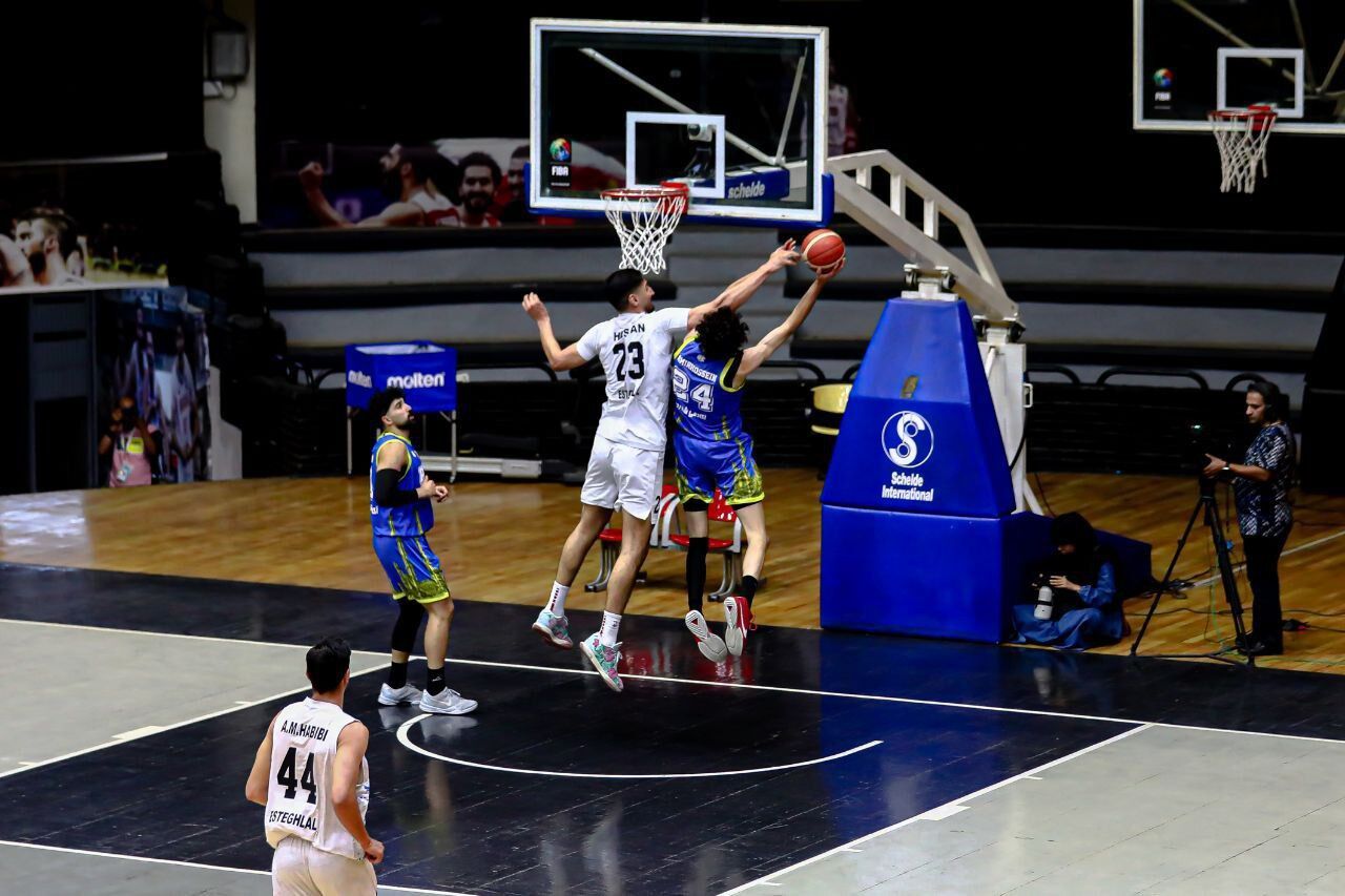 بازی حساس بسکتبال استقلال مقابل رقیب بازی حساس بسکتبال استقلال مقابل رقیب