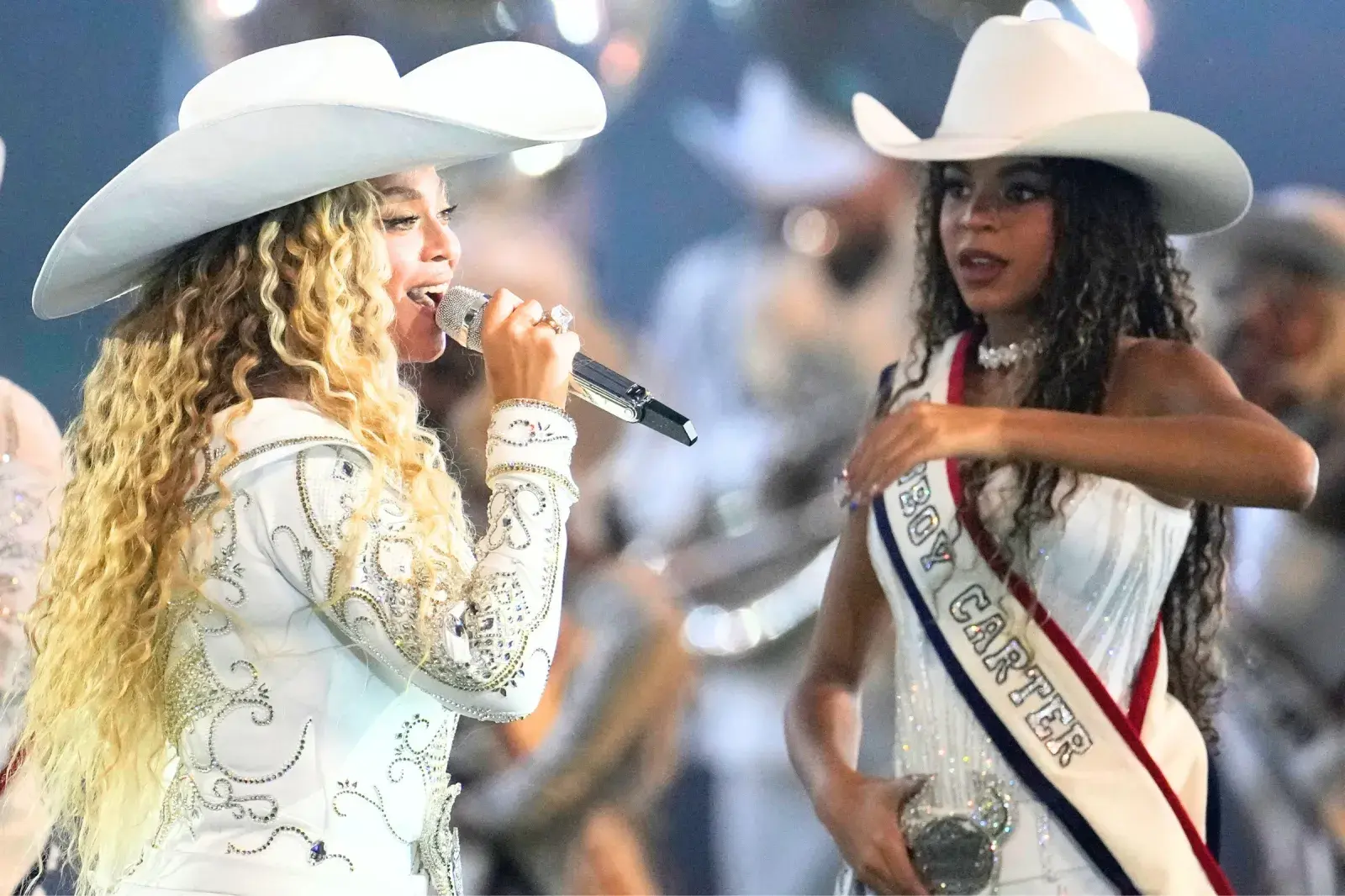 اجراهای زنده بلو آیوی با مادر اجراهای زنده بلو آیوی با مادر