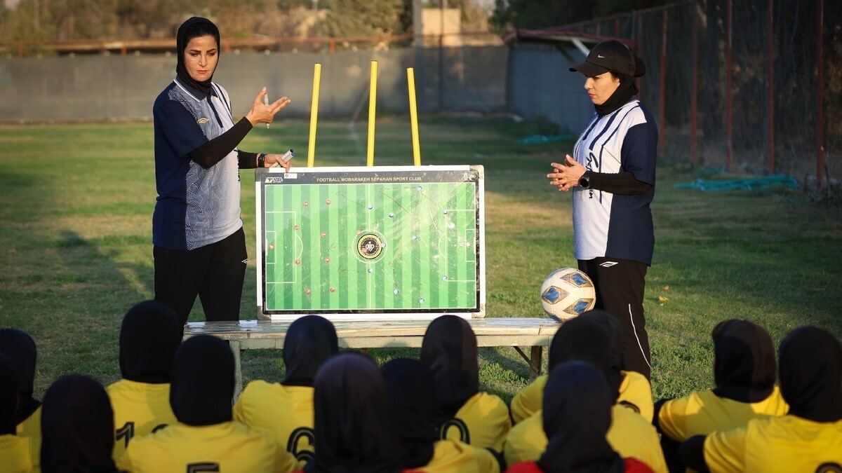 زهره جعفری مربی زن ایرانی در صدر آسیا زهره جعفری مربی زن ایرانی در صدر آسیا