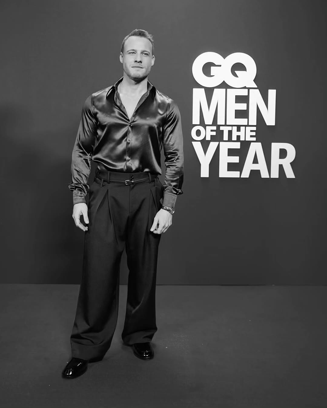 کرم بورسین با لباس لوکس مرد سال شد کرم بورسین با لباس لوکس مرد سال شد