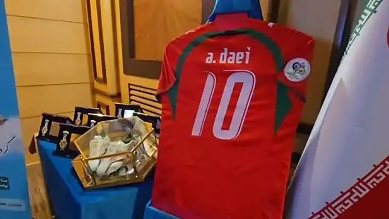 حراج کفش و پیراهن اسطوره فوتبال ایران حراج کفش و پیراهن اسطوره فوتبال ایران