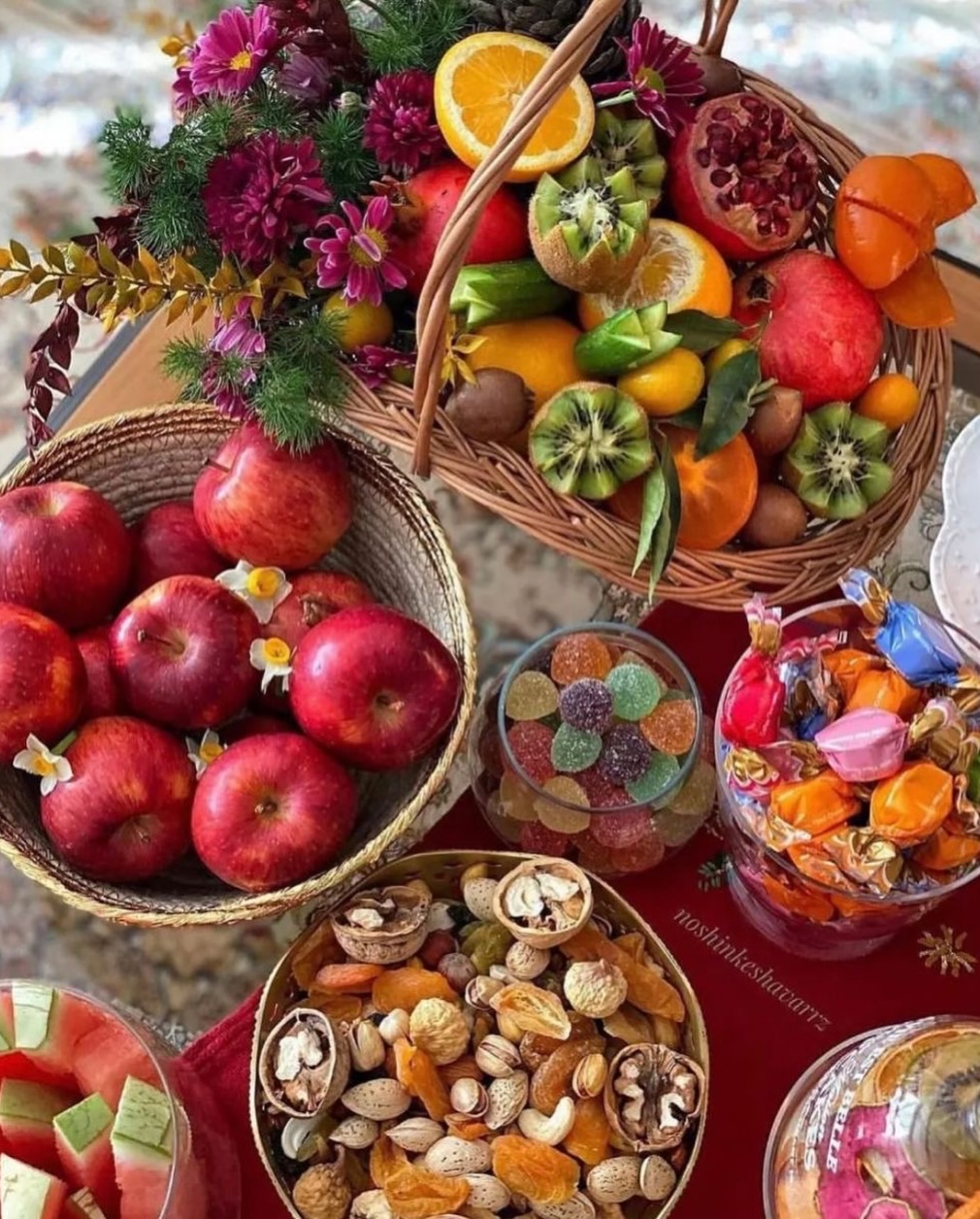 ایده تزئین میز شب یلدا با میوه و آجیل ایده تزئین میز شب یلدا با میوه و آجیل