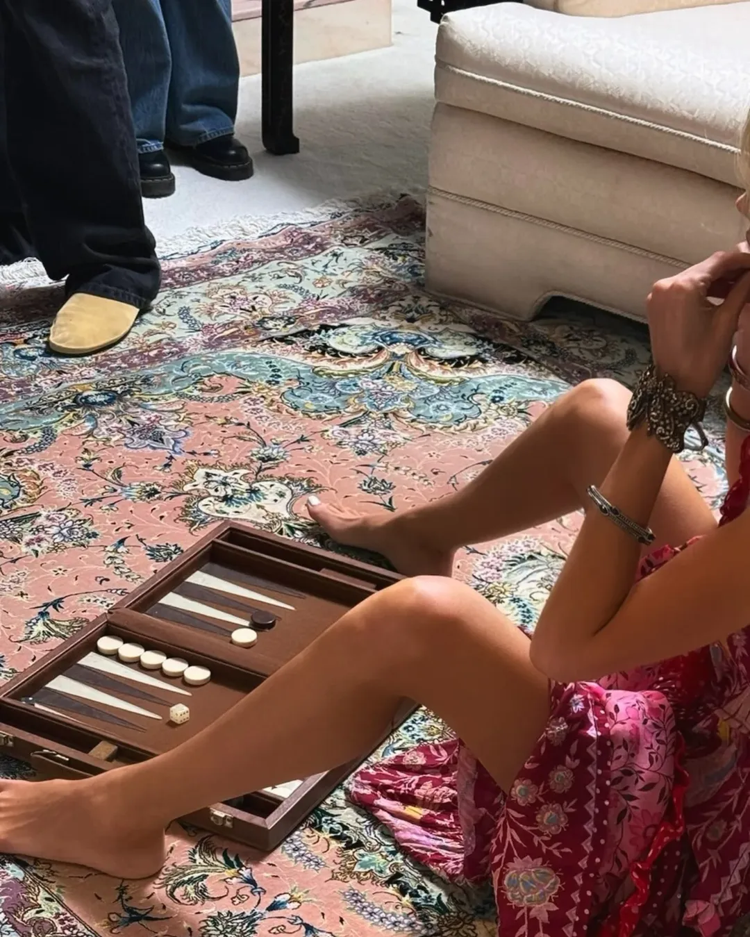 فرش و تخته‌نرد ایرانی در تصاویر بلا حدید