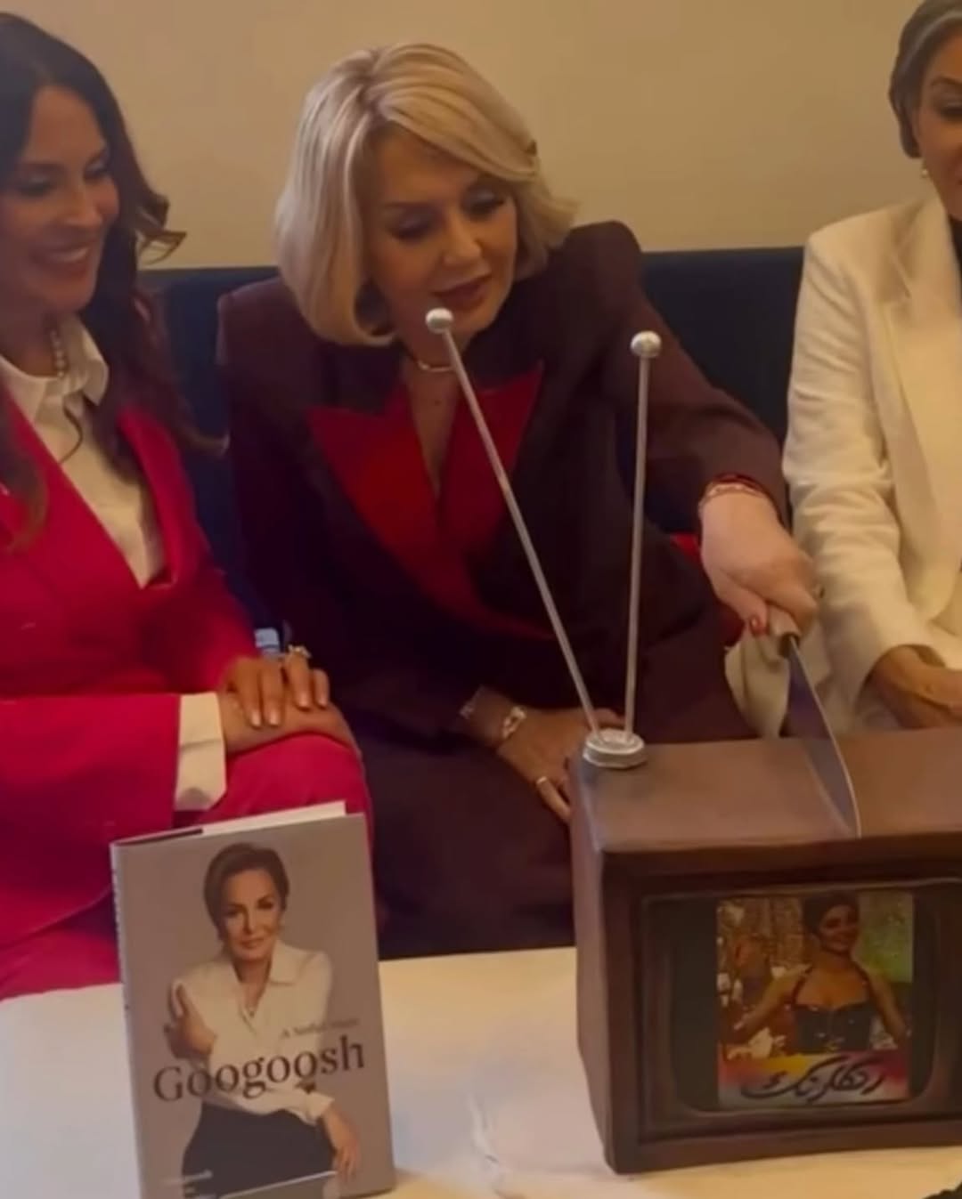 گوگوش در کنار شارونا نظریان گوگوش در کنار شارونا نظریان