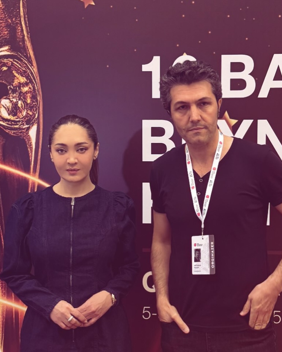 اهدای جایزه ویژه جشنواره باکو به نیکی کریمی اهدای جایزه ویژه جشنواره باکو به نیکی کریمی