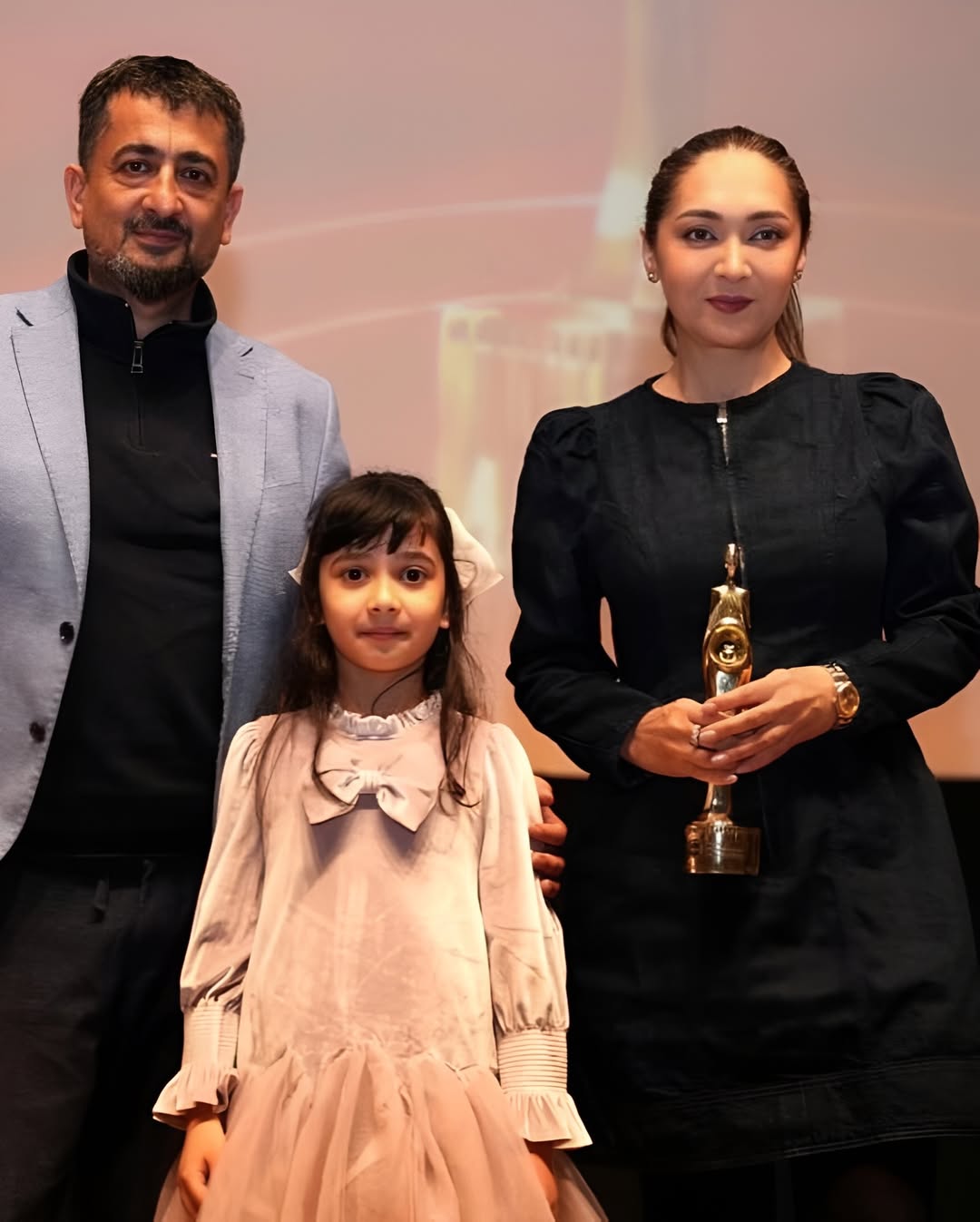 قدردانی جشنواره فیلم باکو از نیکی کریمی با جایزه ویژه قدردانی جشنواره فیلم باکو از نیکی کریمی با جایزه ویژه