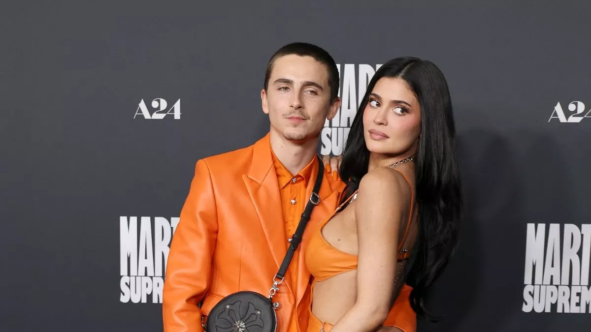 عکسهای عاشقانه تیموتی و کایلی در بورلی هیلز عکسهای عاشقانه تیموتی و کایلی در بورلی هیلز