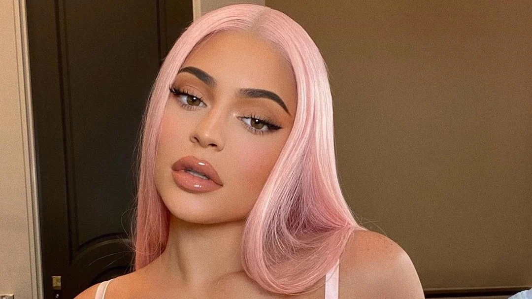 کایلی جنر موی صورتی