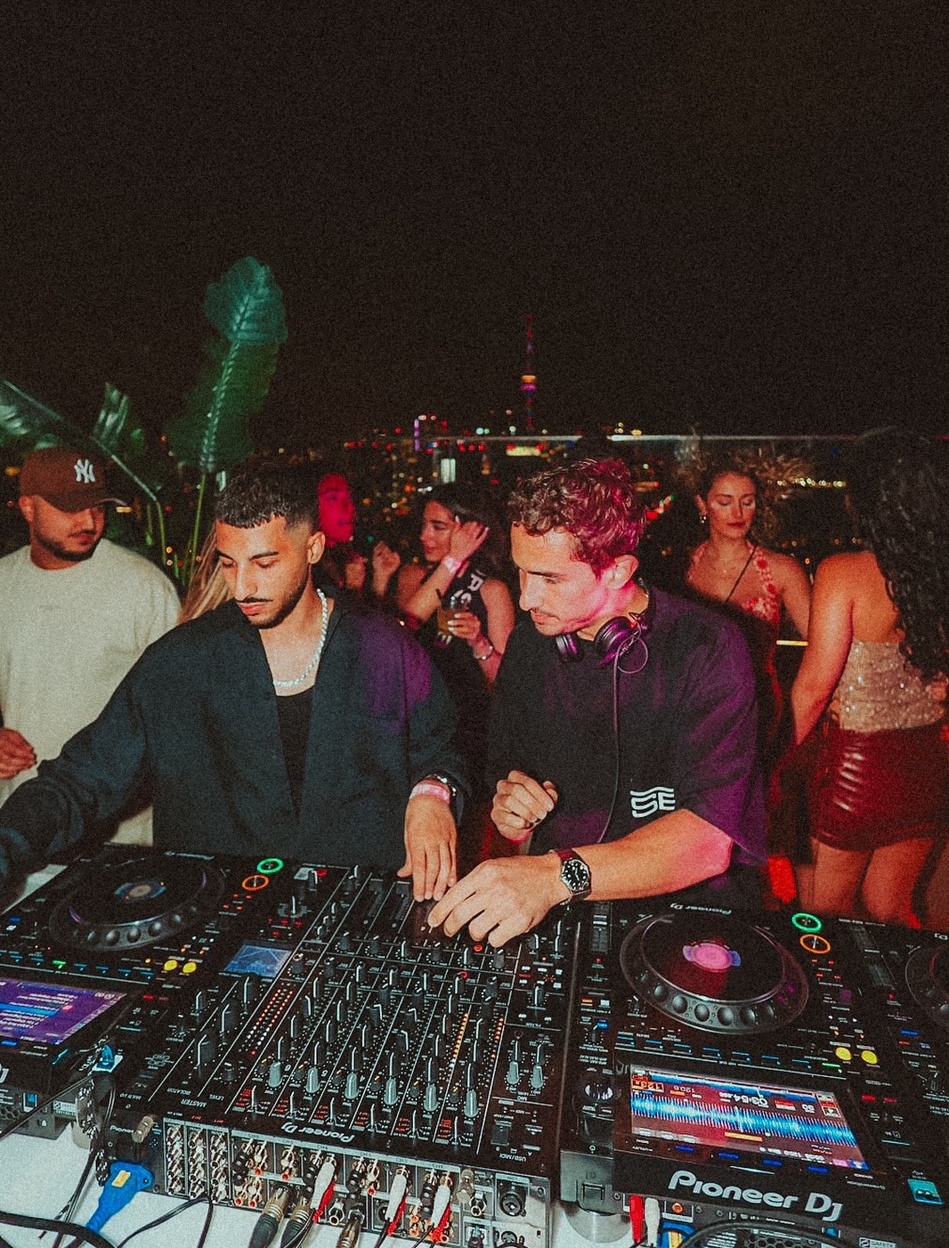 منابع درآمد ایسم