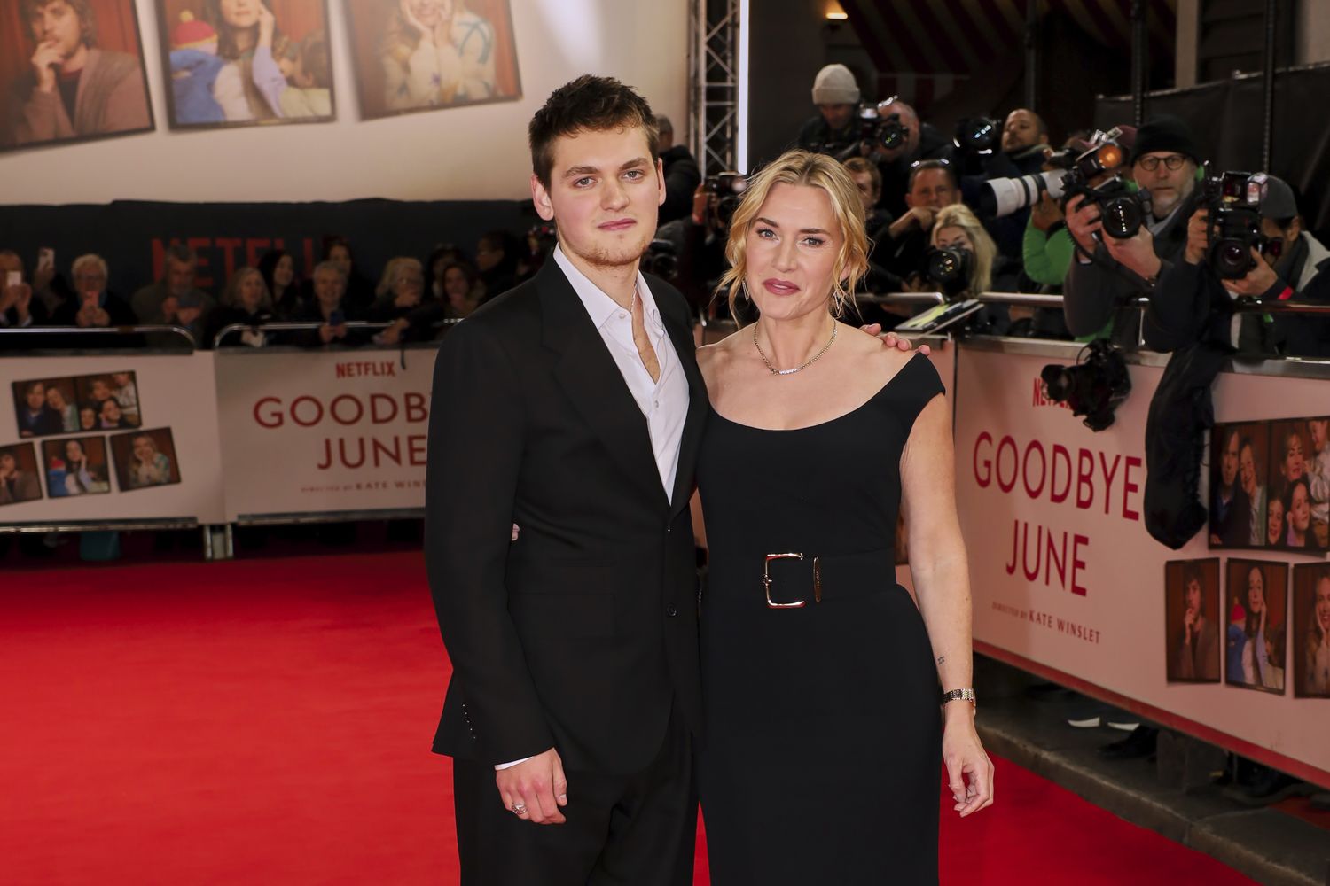 کیت وینسلت و پسرش روی فرش قرمز