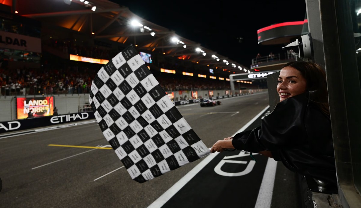 آنا د آرماس در کنار قهرمان F1 ابوظبی آنا د آرماس در کنار قهرمان F1 ابوظبی