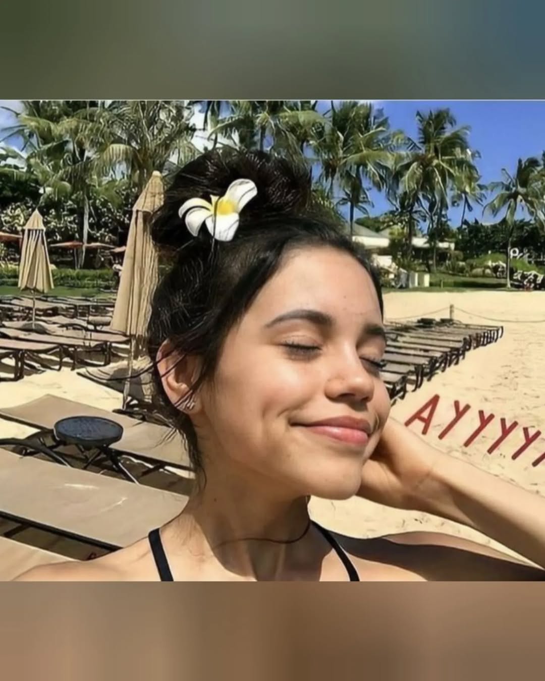 جنا اورتگا در کنار ساحل