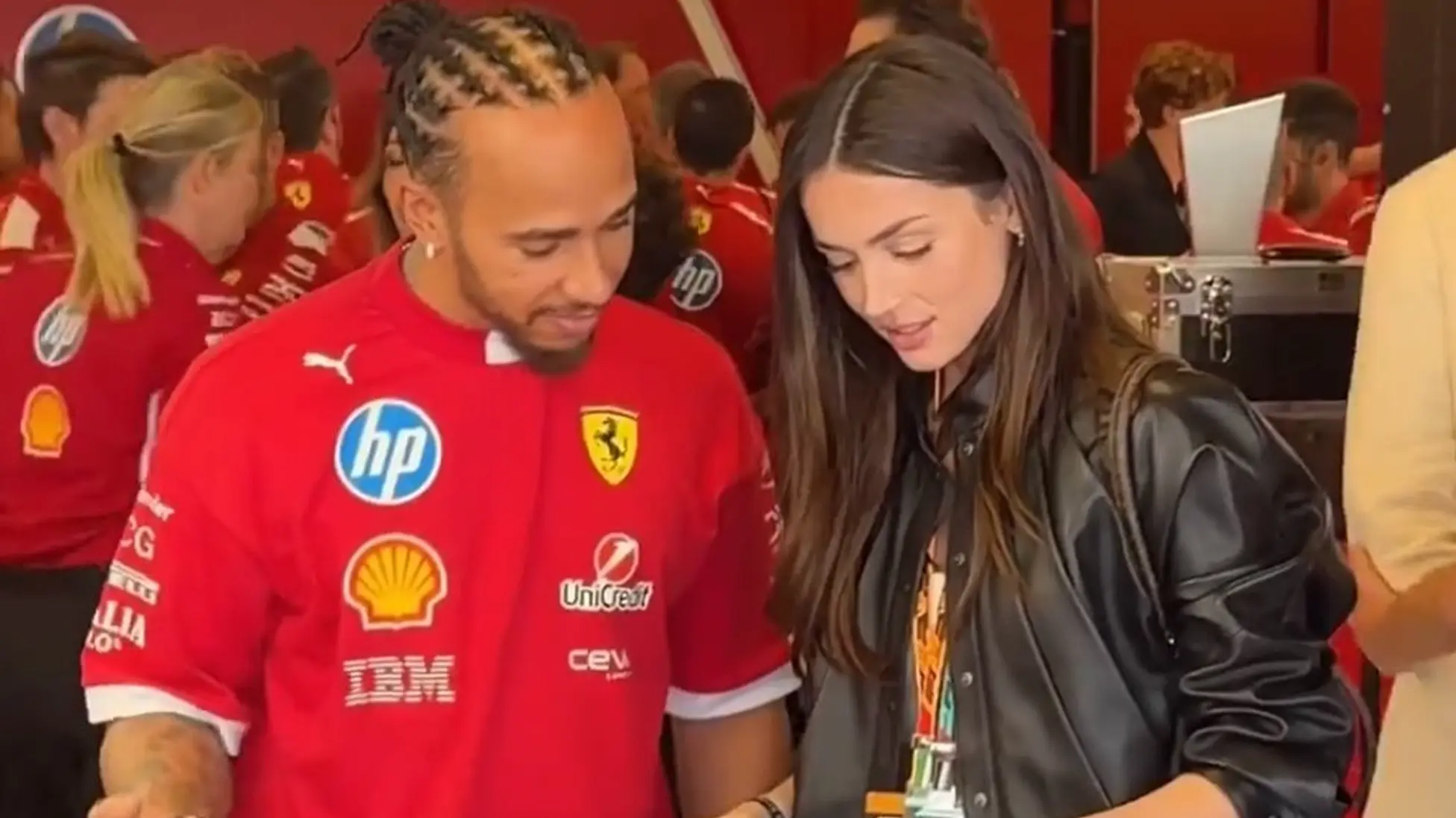 آنا دِ آرماس در گاراژ فراری کنار لوئیس همیلتون