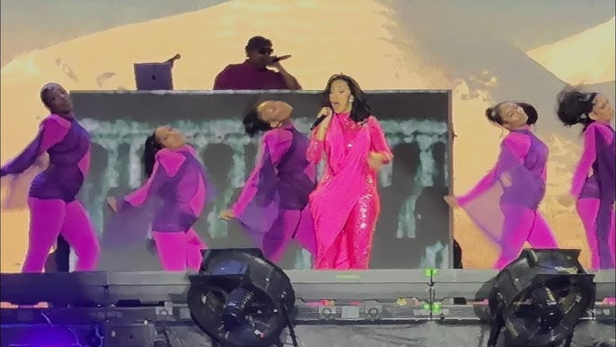 تصاویر حضور کاردیبی روی صحنه عربستان تصاویر حضور کاردیبی روی صحنه عربستان