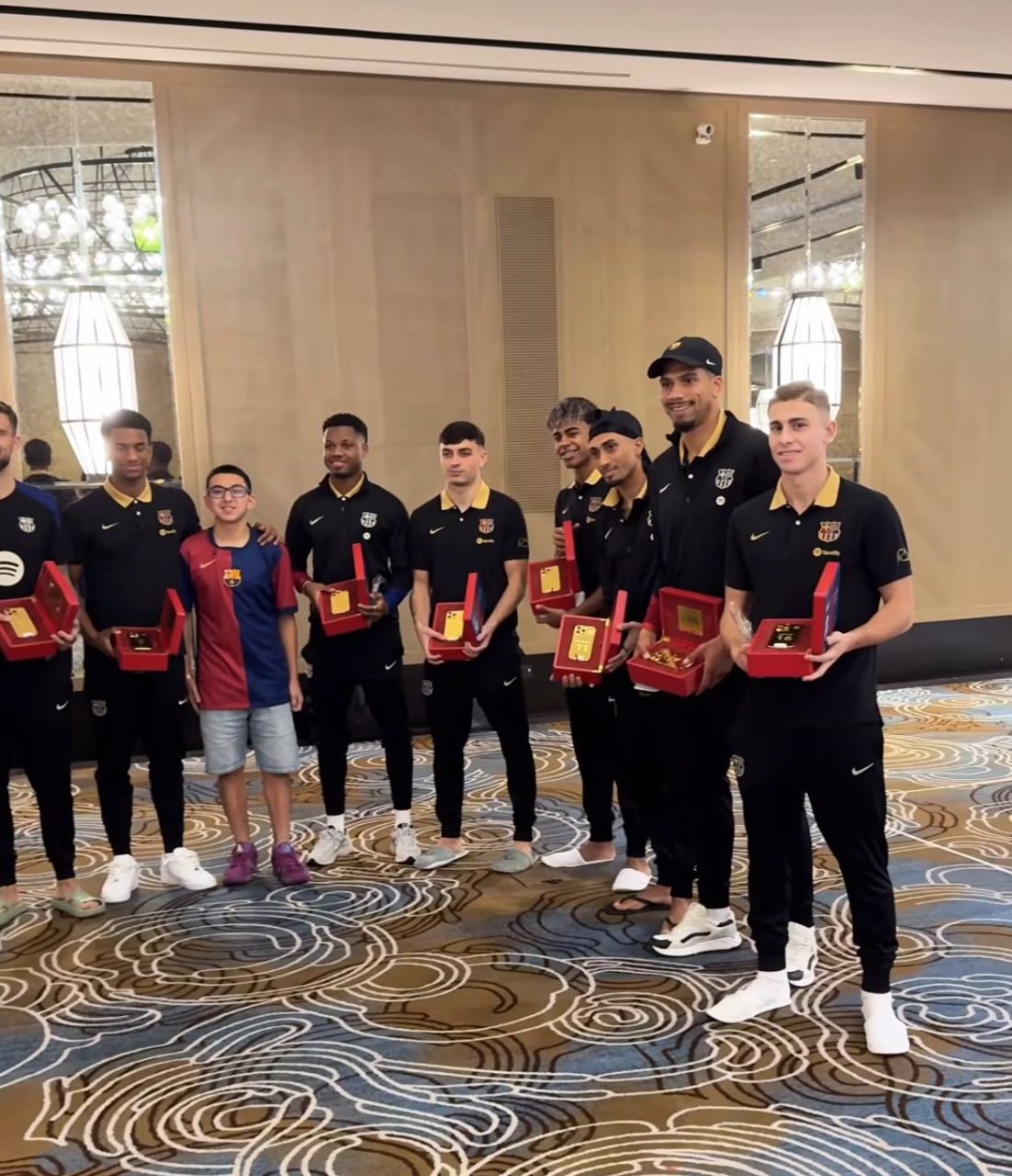 بارسلونا با آیفون ۱۷ از بازیکنانش تقدیر کرد بارسلونا با آیفون ۱۷ از بازیکنانش تقدیر کرد