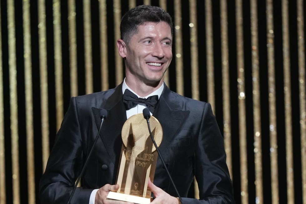 روبرت لواندوفسکی برنده دبست فیفا ۲۰۲۱ روبرت لواندوفسکی برنده دبست فیفا ۲۰۲۱