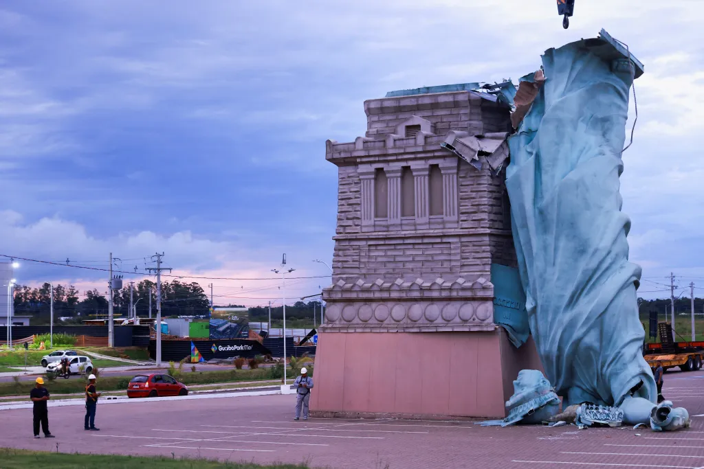 لحظه سقوط ماکت مجسمه آزادی در شهر گویبا لحظه سقوط ماکت مجسمه آزادی در شهر گویبا