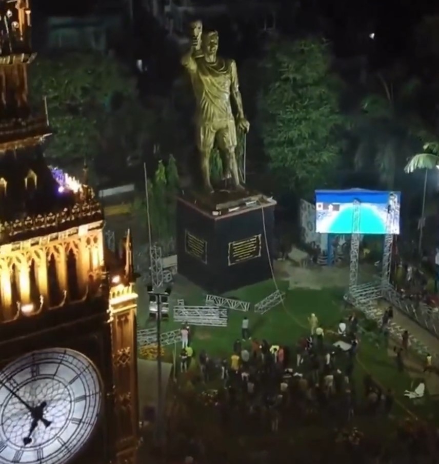 لیونل مسی و مجسمه غولپیکر در کلکته لیونل مسی و مجسمه غولپیکر در کلکته