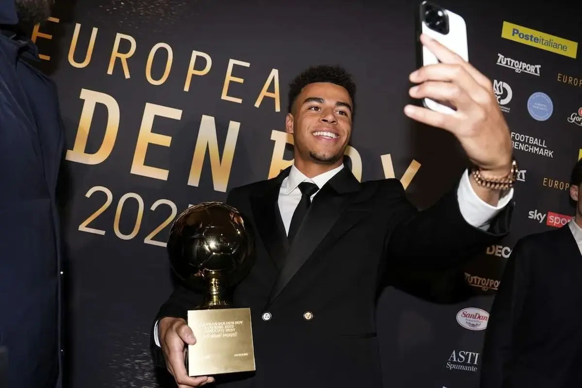 دزیره دوئه ستاره پاری‌سن‌ژرمن جایزه گرفت